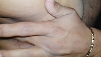 Ella no sabe que le está enseñando el culo a todos ustedes