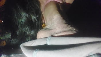 ¡no hay nadie en casa y mi hermanastro mayor deja que chupe su polla