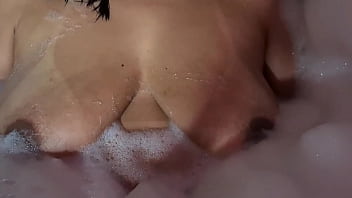 Espuma e mamada no banho vira foda selvagem