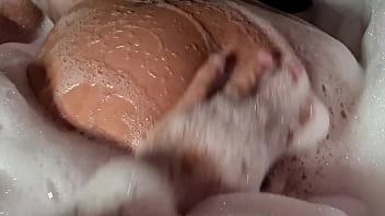 Espuma e mamada no banho vira foda selvagem