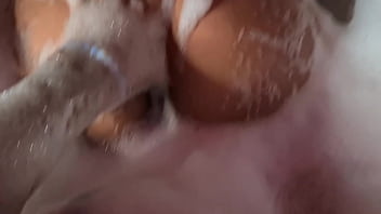 Espuma e mamada no banho vira foda selvagem