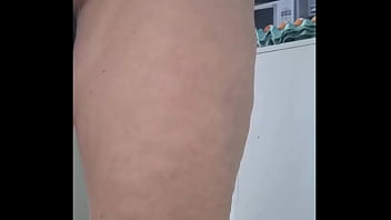 Madrasta provando micro biquini para ir a praia e pede opinião do enteado comentem e peçam vídeos