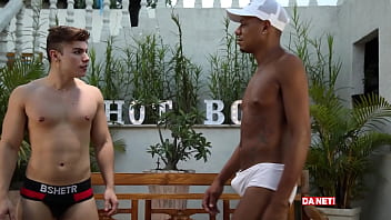 Gostoso Sentando Na Piroca Gigante thumbnail