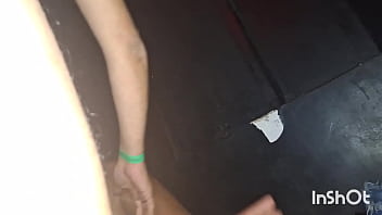 Levei a morena pra cabine e soquei a buceta dela com força