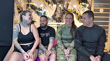 Casal de policiais venho na nossa casa e acabou rolando uma troca de casais e muita putaria buceta escorrendo pau latejando beijos gostosos e quente entre eles