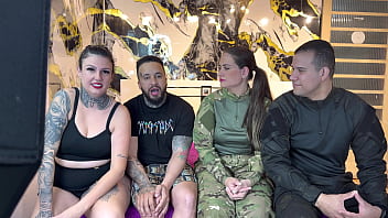 Casal de policiais venho na nossa casa e acabou rolando uma troca de casais e muita putaria buceta escorrendo pau latejando beijos gostosos e quente entre eles