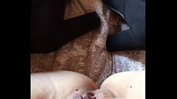 Moglie in stivali lunghi con tacchi alti