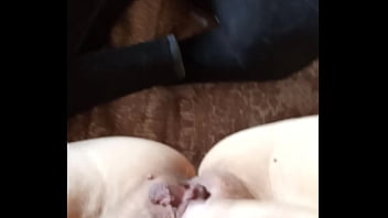 Moglie in stivali lunghi con tacchi alti