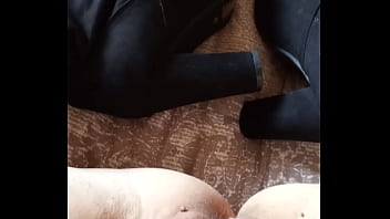 Moglie in stivali lunghi con tacchi alti