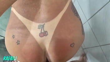 Peguei minha vizinha tomando banho e acabou levando leite no cuzinho