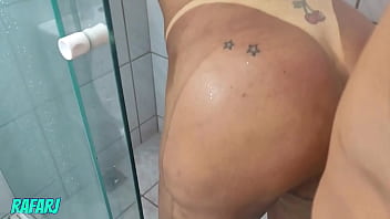 Peguei minha vizinha tomando banho e acabou levando leite no cuzinho