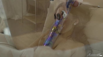 Curled teen venessa wrecks her lil box with a pervy toy