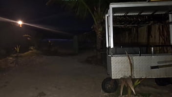 Fanny casada se exibe sem calcinha em publico na rua