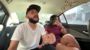 Trabajando como uber me le cogi la mujer a mi cliente mientras el manejaba por la ciudad