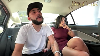 Trabajando como uber me le cogi la mujer a mi cliente mientras el manejaba por la ciudad