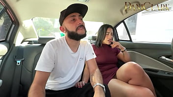 Trabajando como uber me le cogi la mujer a mi cliente mientras el manejaba por la ciudad