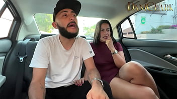 Trabajando como uber me le cogi la mujer a mi cliente mientras el manejaba por la ciudad