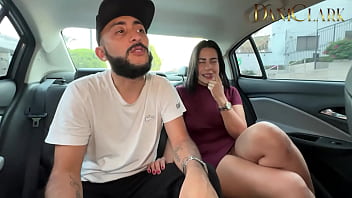 Trabajando como uber me le cogi la mujer a mi cliente mientras el manejaba por la ciudad