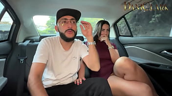Trabajando como uber me le cogi la mujer a mi cliente mientras el manejaba por la ciudad