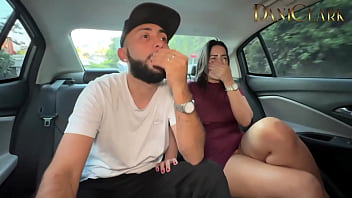Trabajando como uber me le cogi la mujer a mi cliente mientras el manejaba por la ciudad