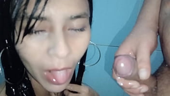 Le veo la verga mientras se baña y me meto para que me cojas sin descanso