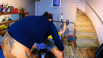 Treinador perde o foco quando aluna resolve foder com ele durante o treino