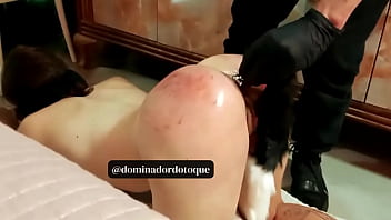 Encontrei essa cachorrinha gostosa perdida na rua precisando de um dono levei a safada para meu ap e fodi a buceta e o cuzinho dela completo no xred