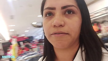 Fui comprar roupas e ficar peladinha nos provadores das lojas