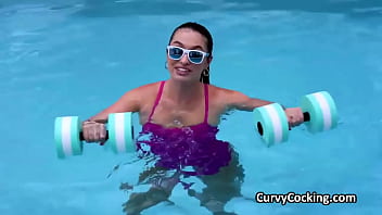 Oiling and fucking curvy hottie in the backyard after workout