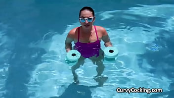 Oiling and fucking curvy hottie in the backyard after workout