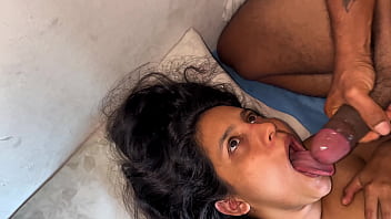 Sale del baño y encuentro a mi inquilina masturbandose termina sacandome la leche con su boca