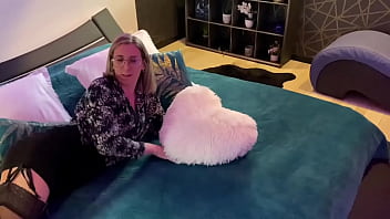 Teaser mes copines lia spicy et flo m’initie aux doubles godes ceintures