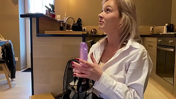 Teaser mes copines lia spicy et flo m’initie aux doubles godes ceintures