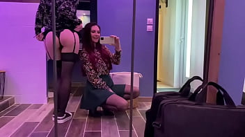 Teaser mes copines lia spicy et flo m’initie aux doubles godes ceintures