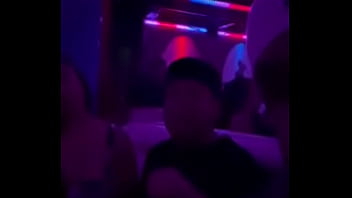 Con una putita en el tabledance