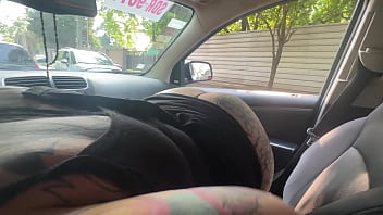 Oral en el auto le bajo los vidrios para que todos la vean mamar y su culote mamiimaldii