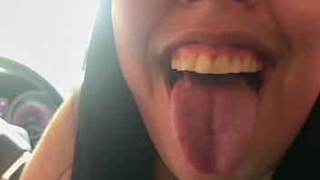 Oral en el auto le bajo los vidrios para que todos la vean mamar y su culote mamiimaldii