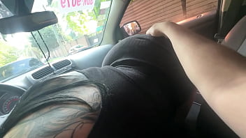 Oral en el auto le bajo los vidrios para que todos la vean mamar y su culote mamiimaldii