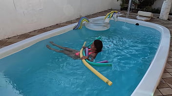 Fudendo o rabo da ninfeta dentro da piscina kel aguiar