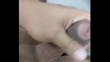 Gostoso batendo punheta doido para leitar um cuzinho gostoso