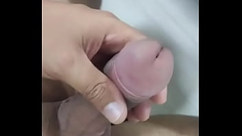 Gostoso batendo punheta doido para leitar um cuzinho gostoso