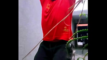 Safadinha senta no pau duro do macho no sofá até gemer alto