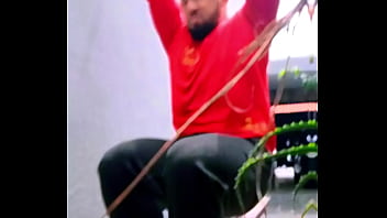 Safadinha senta no pau duro do macho no sofá até gemer alto