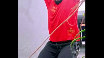 Safadinha senta no pau duro do macho no sofá até gemer alto