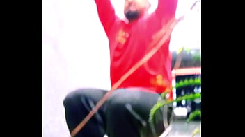 Safadinha senta no pau duro do macho no sofá até gemer alto