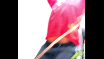 Safadinha senta no pau duro do macho no sofá até gemer alto