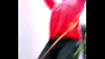 Safadinha senta no pau duro do macho no sofá até gemer alto