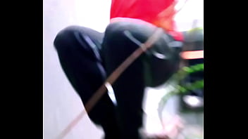 Safadinha senta no pau duro do macho no sofá até gemer alto