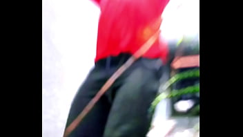 Safadinha senta no pau duro do macho no sofá até gemer alto