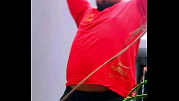 Safadinha senta no pau duro do macho no sofá até gemer alto